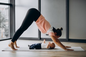 mutter-mit-kleinem-jungen-praktizieren-yoga